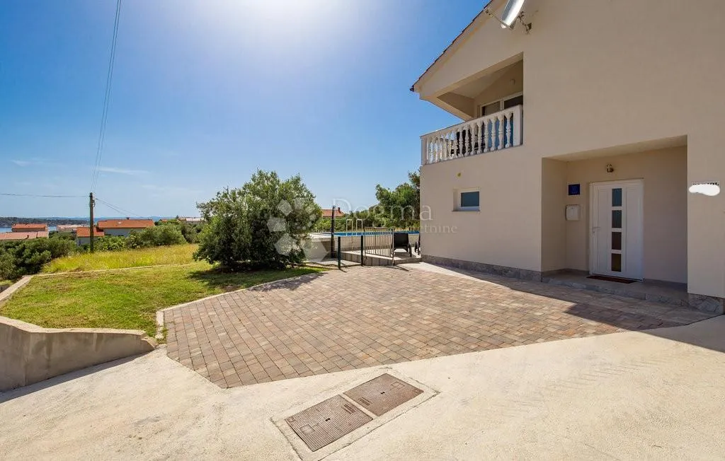 banjol-dvojna mediteranska vila s pogledom na more i bazenima - slika 8