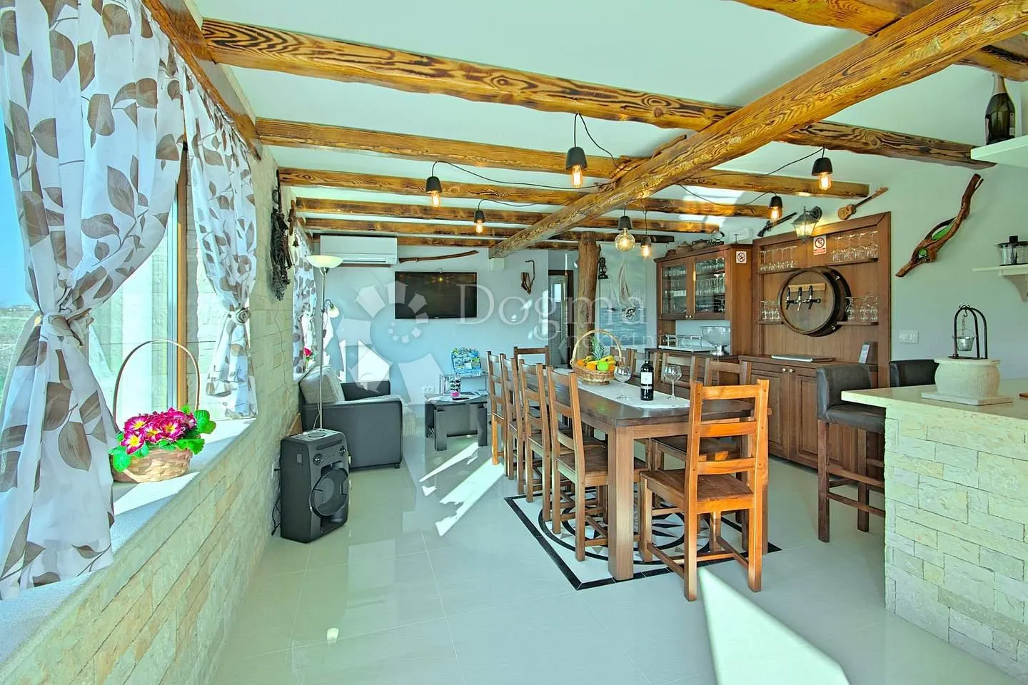 villa na rubu sela nedaleko mora - slika 20