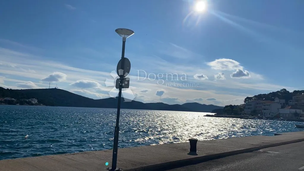 tisno kuća u prvom redu do mora odlična prilika - slika 14
