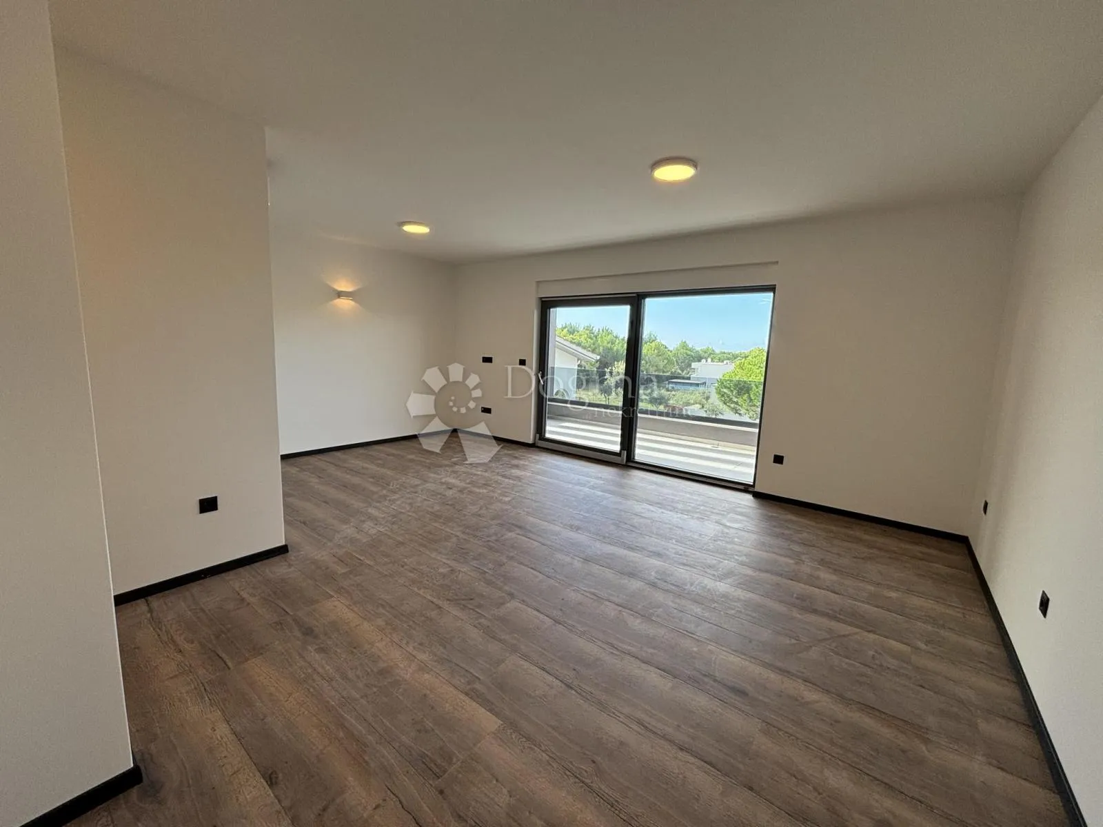 prodaje se luksuzni apartman na otoku viru, 100 m od mora - slika 2