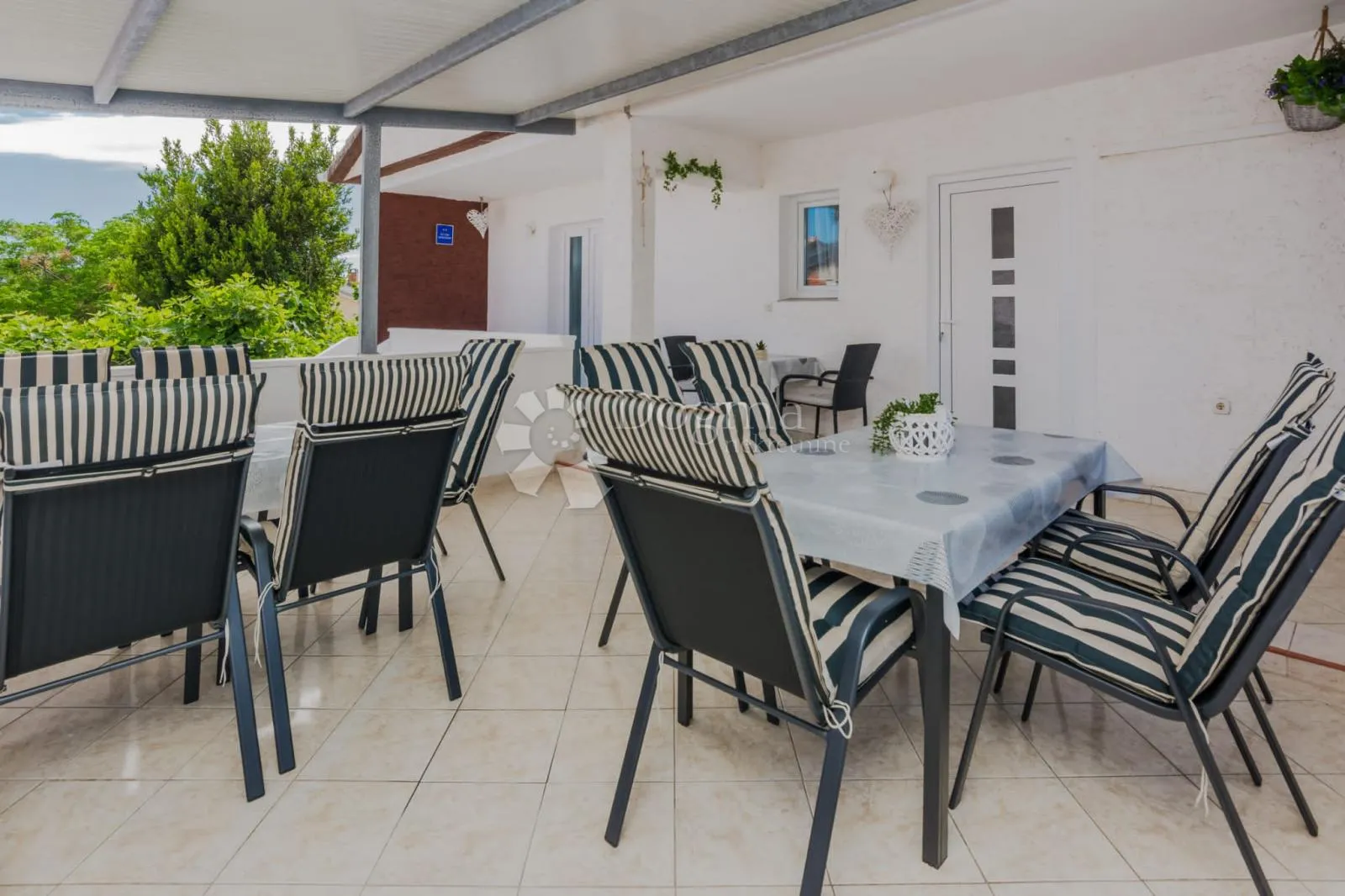 kuća sa tri apartmana - slika 4