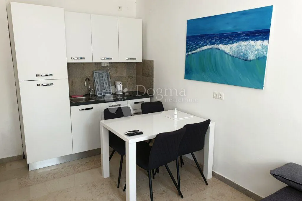 apartmanska kuća s bazenom na frekventnoj lokaciji! - slika 12