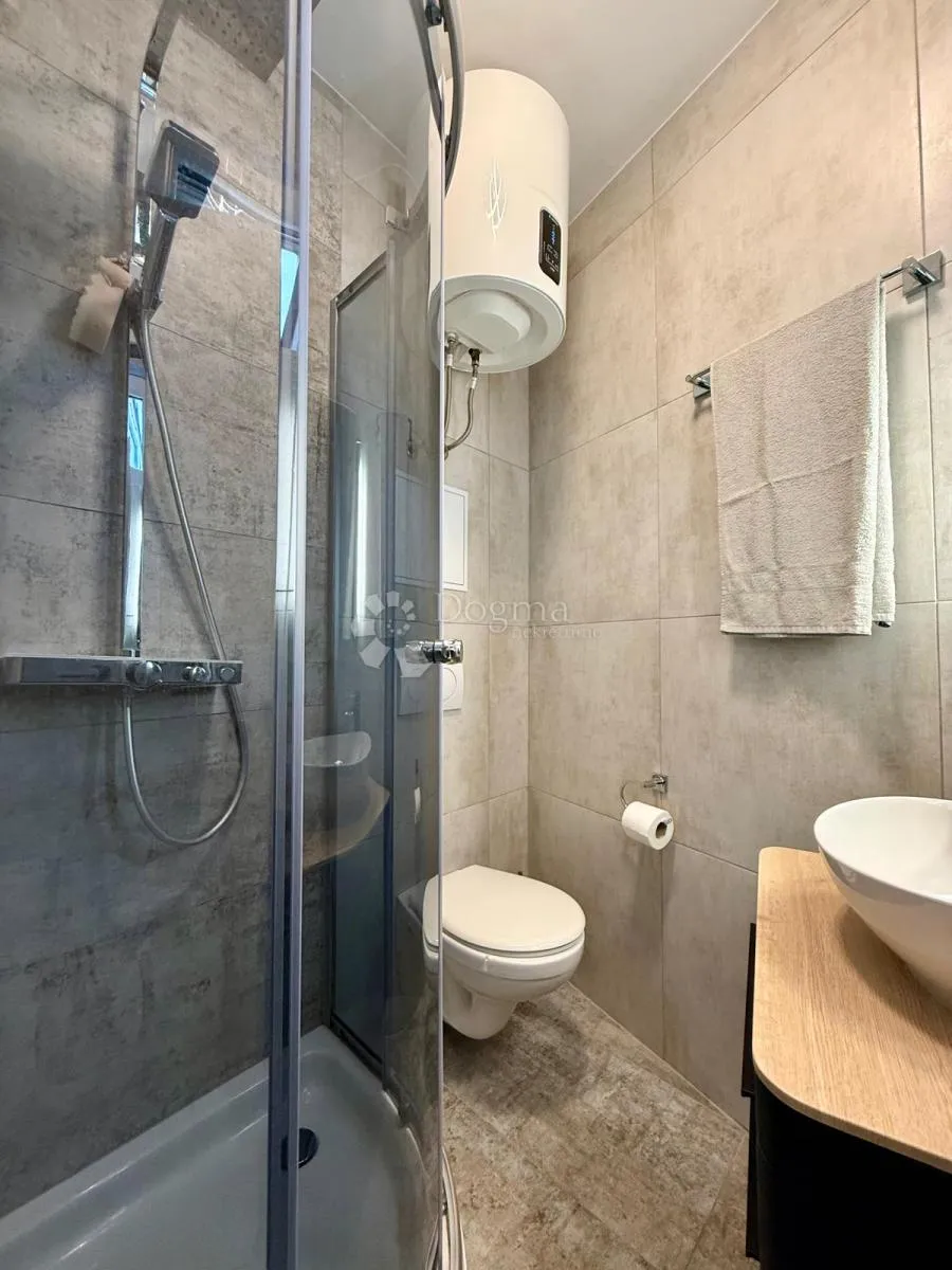 dva luksuzno renovirana apartmana rustikalnog šarma – vrhunska investicija u srcu pule - slika 19