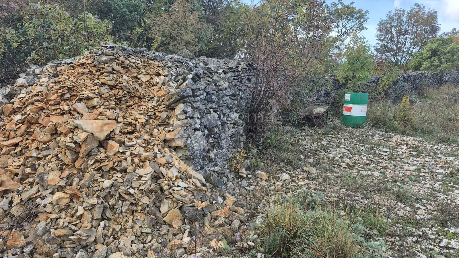 pašnjak ograđen suhozidom, površine 1705 m2 - slika 3
