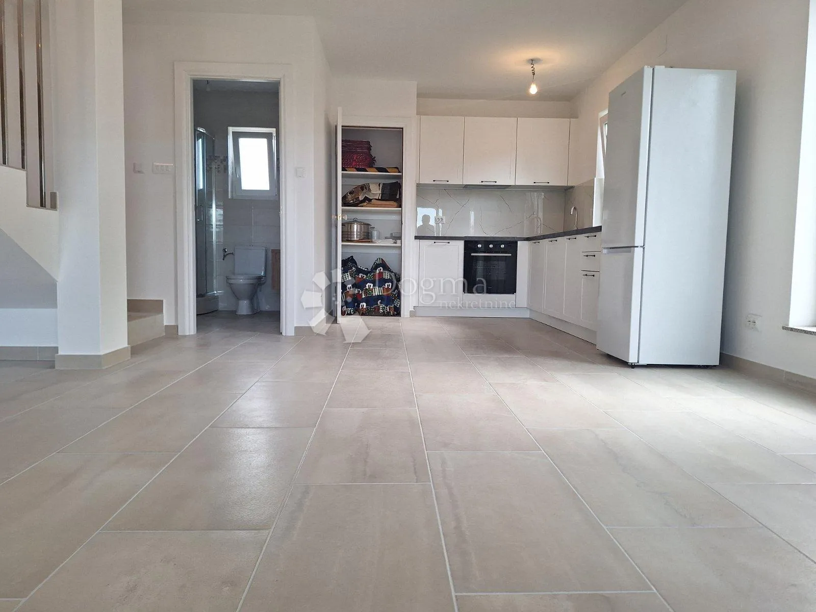 prilika! novogradnja sa 2 apartmana i bazenom - slika 12