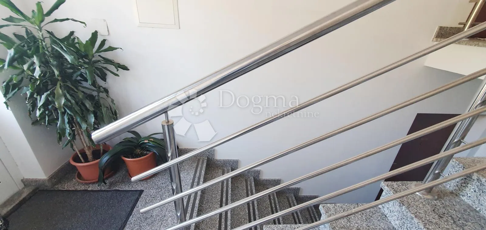 drenova, etaža kuće sa dva odvojena stana i okućnicom - slika 18