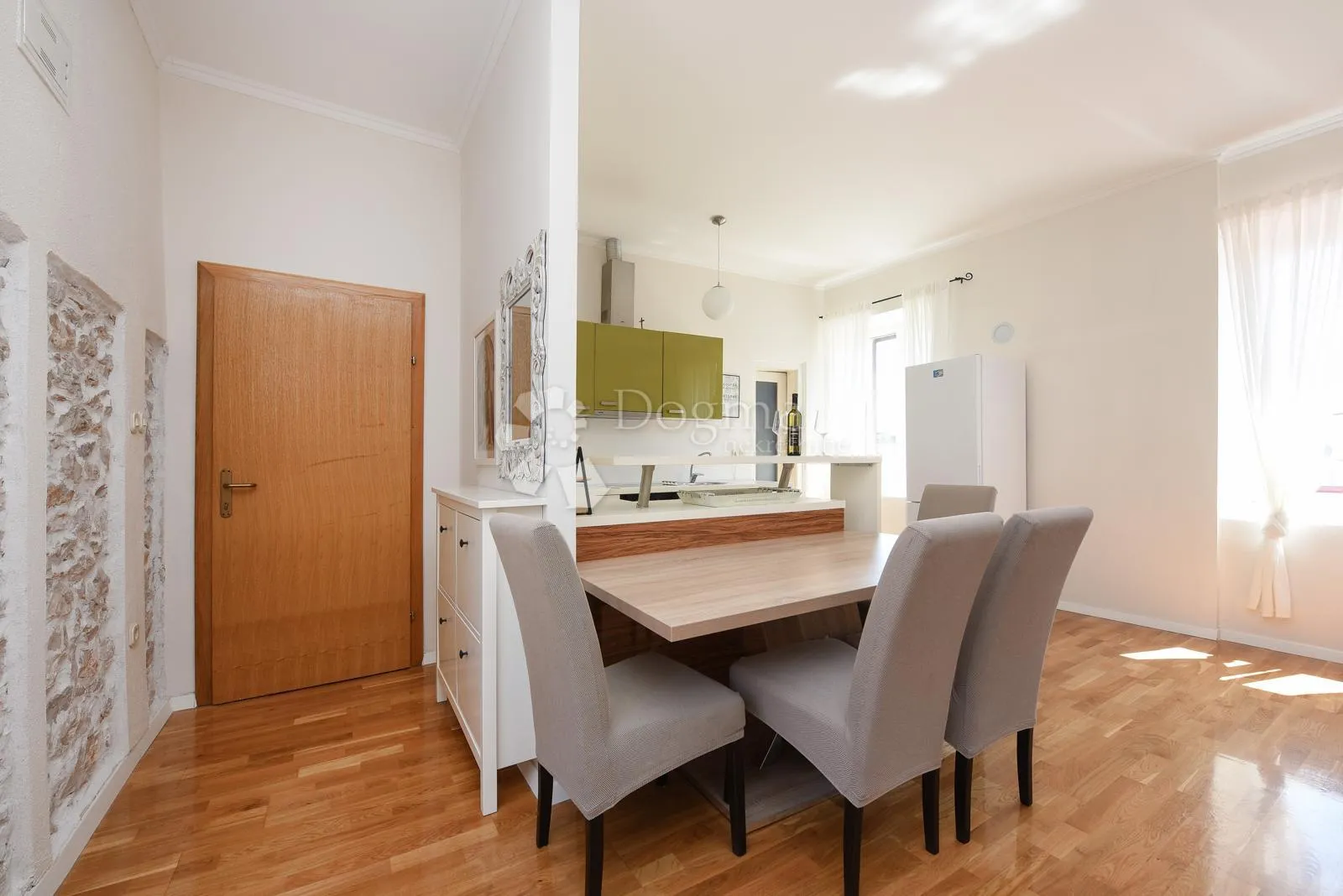 stan u kamenoj zgradi, 100 m od mora, 105 m2 stambeno + terasa - slika 12