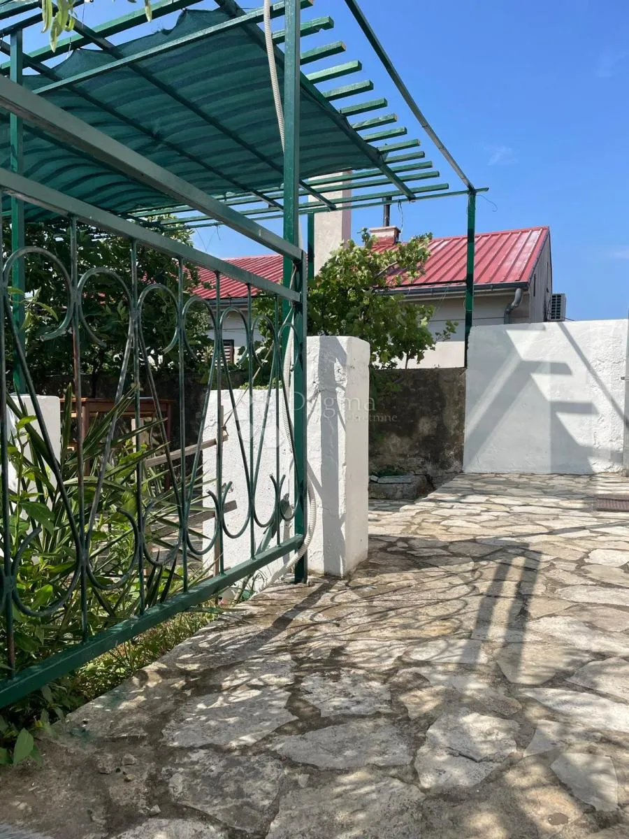 senj, kuća s dva stana i okućnicom. - slika 31