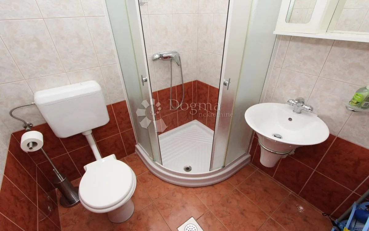 kuća sa apartmanima - slika 7