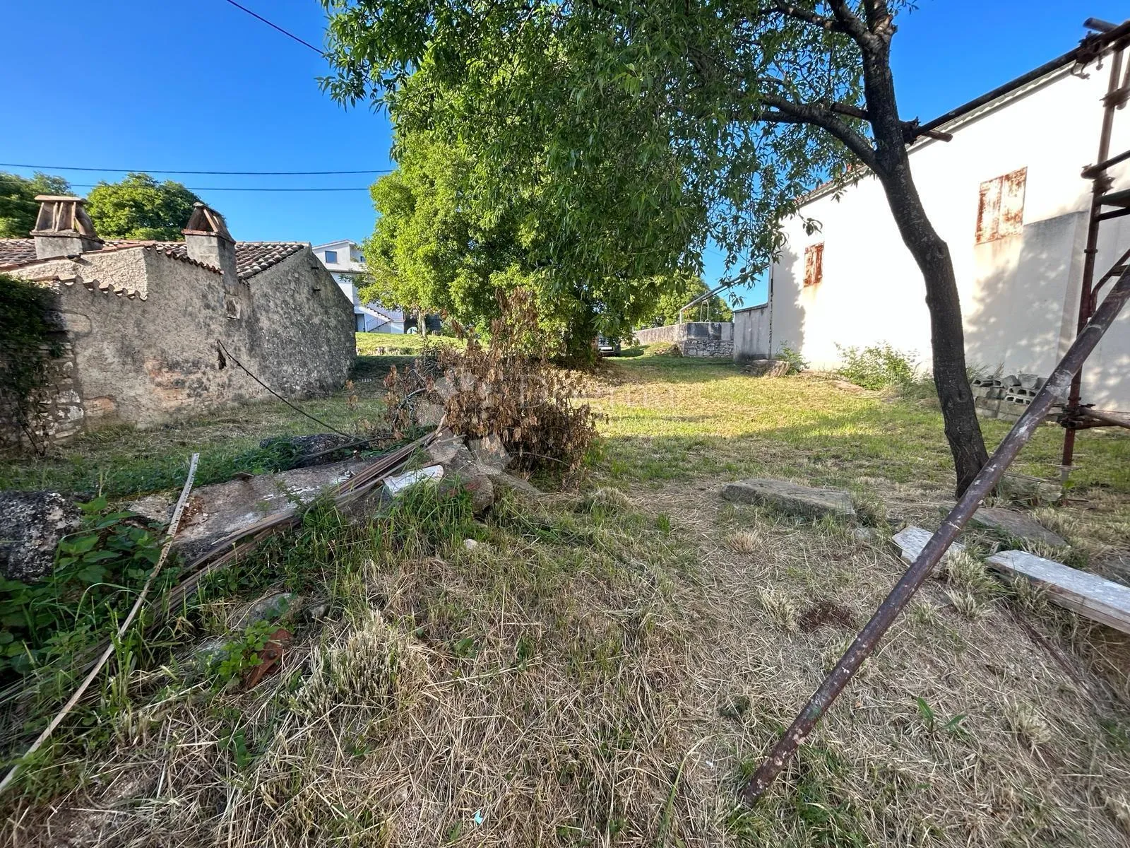 prilika! kuća u nizu za renovaciju s velikom okućnicom - slika 4
