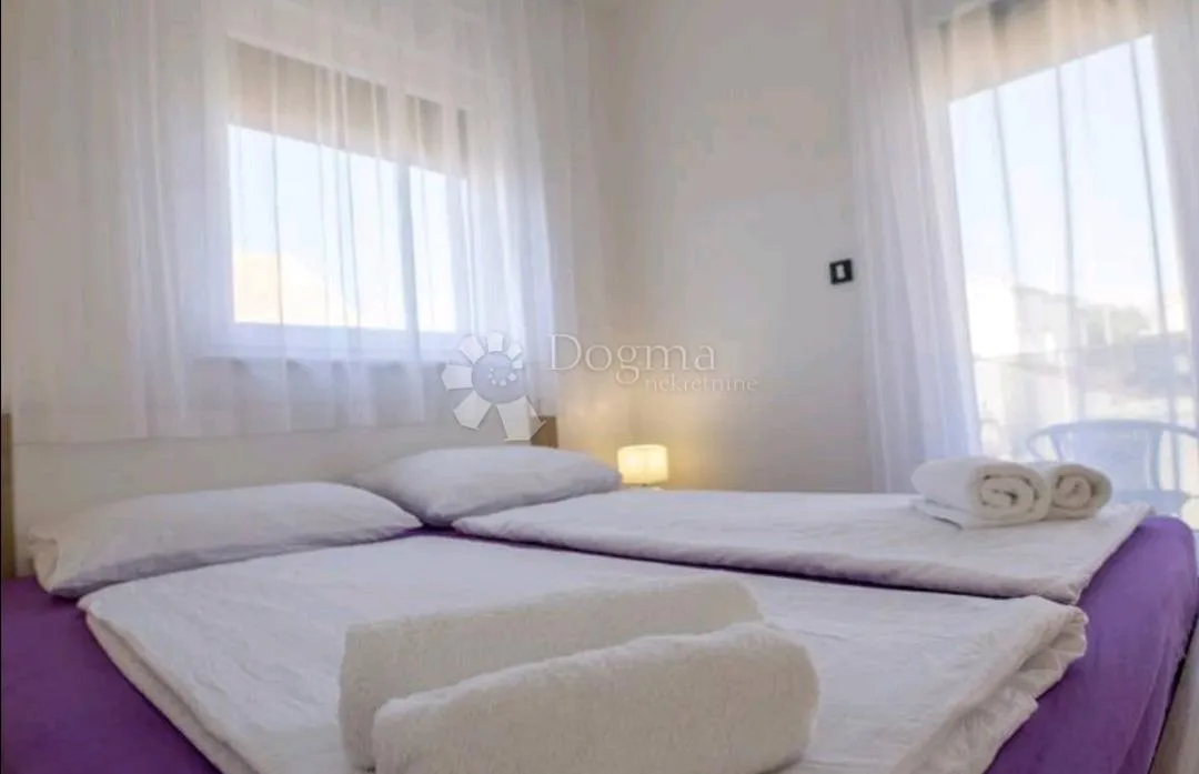 vodice - atraktivna kuća moderno namještena - slika 21