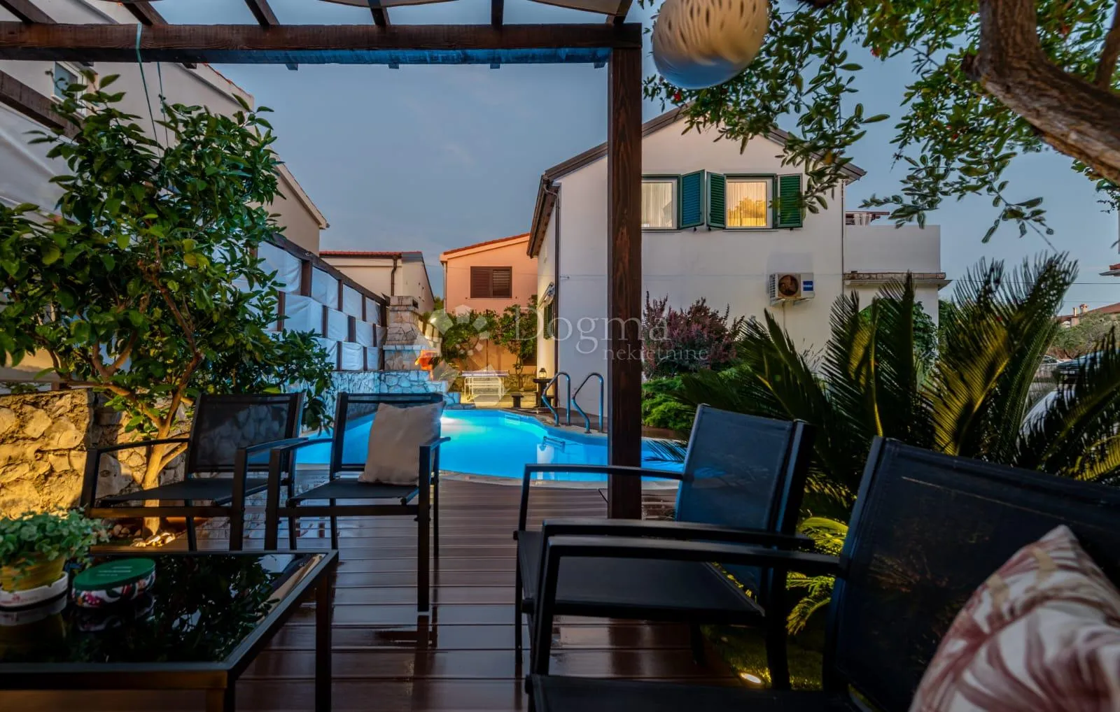tri apartmana s bazenom - slika 36