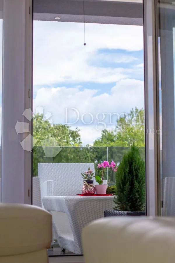 moderna villa na otoku krku s bazenom - slika 10