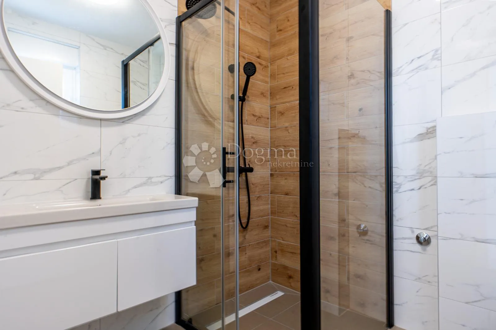 prekrasan veliki apartman u blizini mora - slika 8