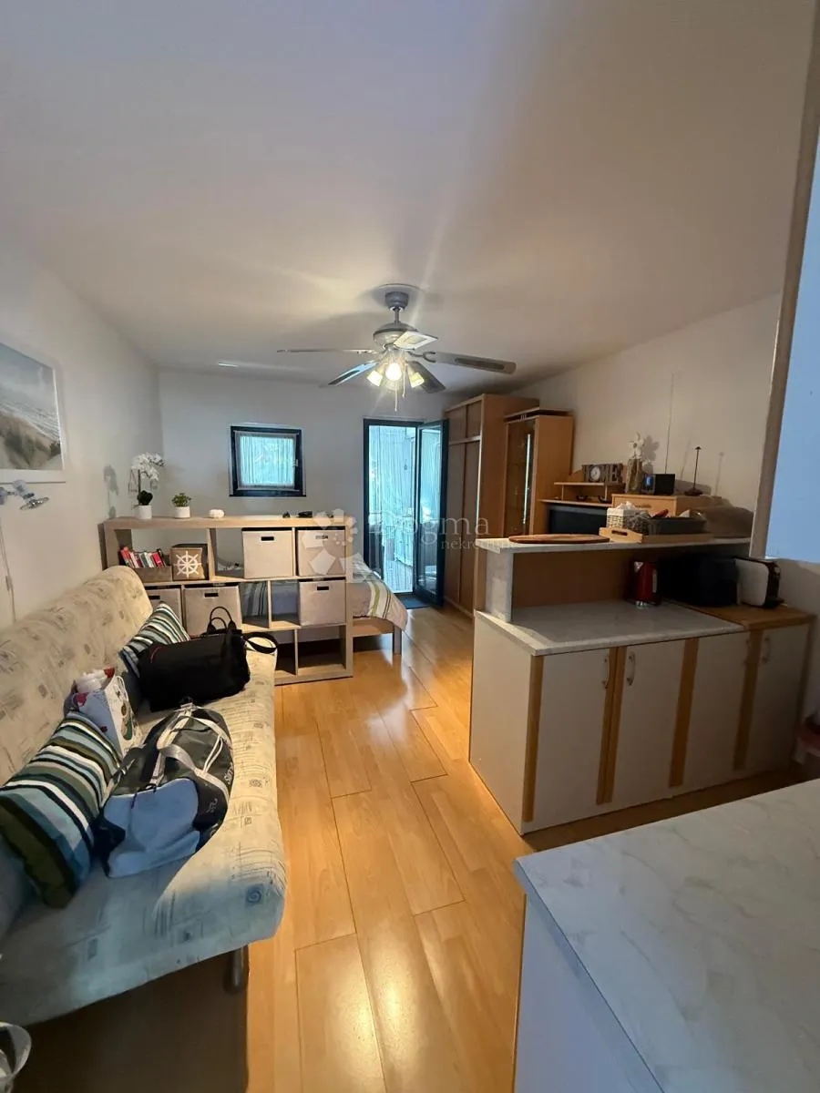 apartman useljiv i namješten - slika 7