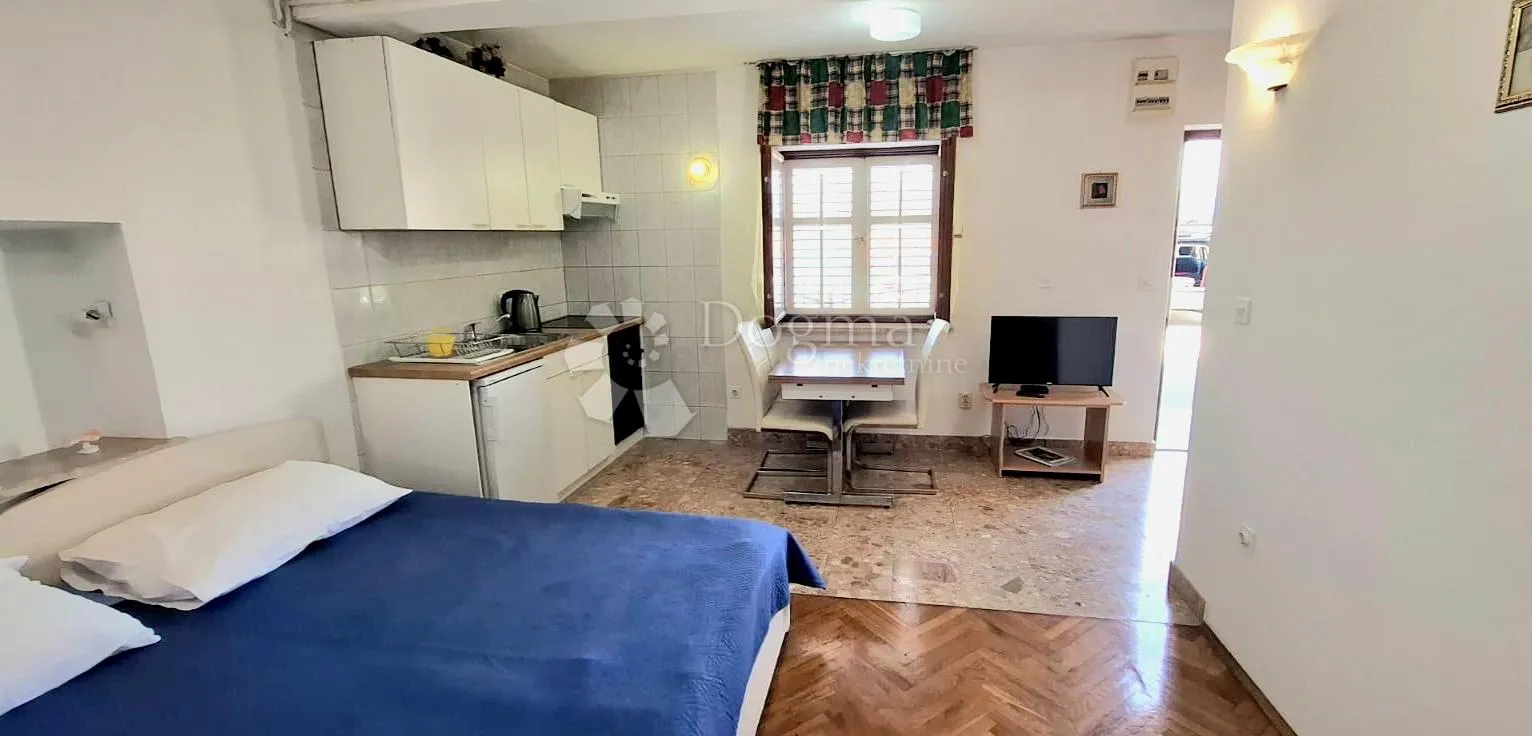apartmanska kuća, 70m od mora, trogir - slika 2