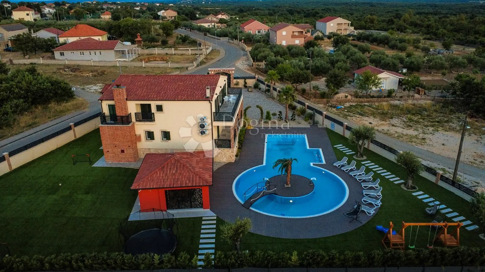 hacienda s najvećim privatnim bazenom u okolici - slika 24