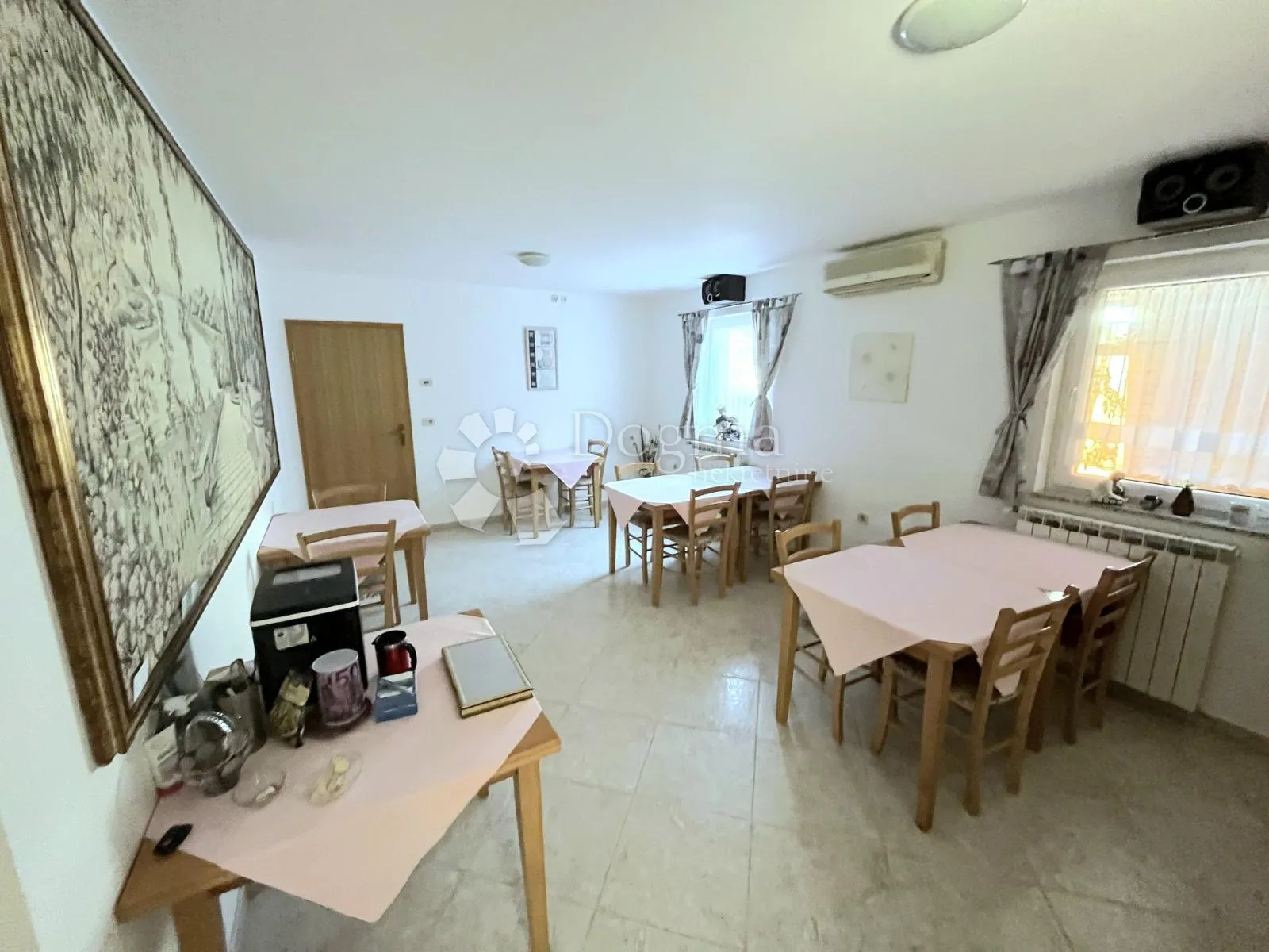 prekrasna villa s bazenom - slika 19