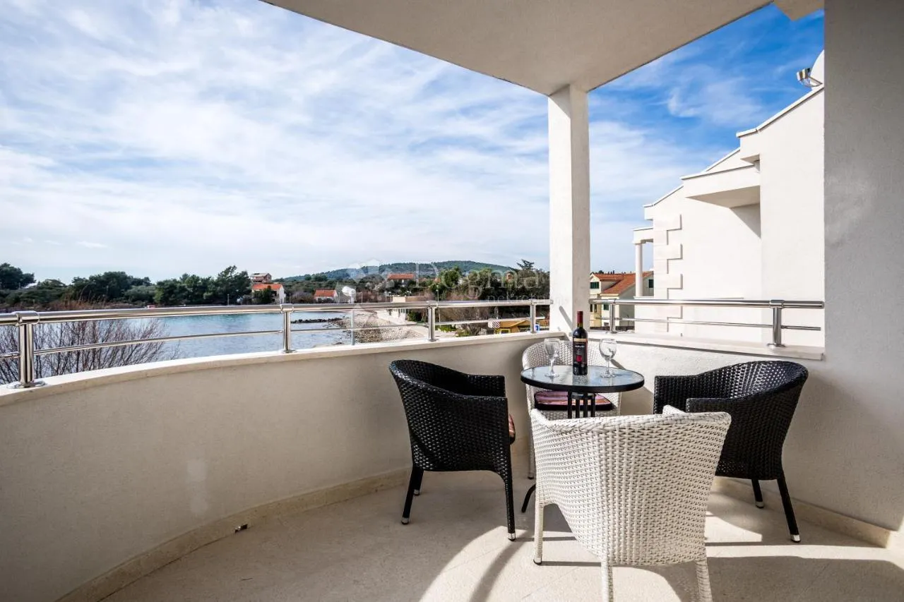 samo u dogmi! hvar, 10m od plaže, prekrasna kuća sa 4 apartmana - slika 9
