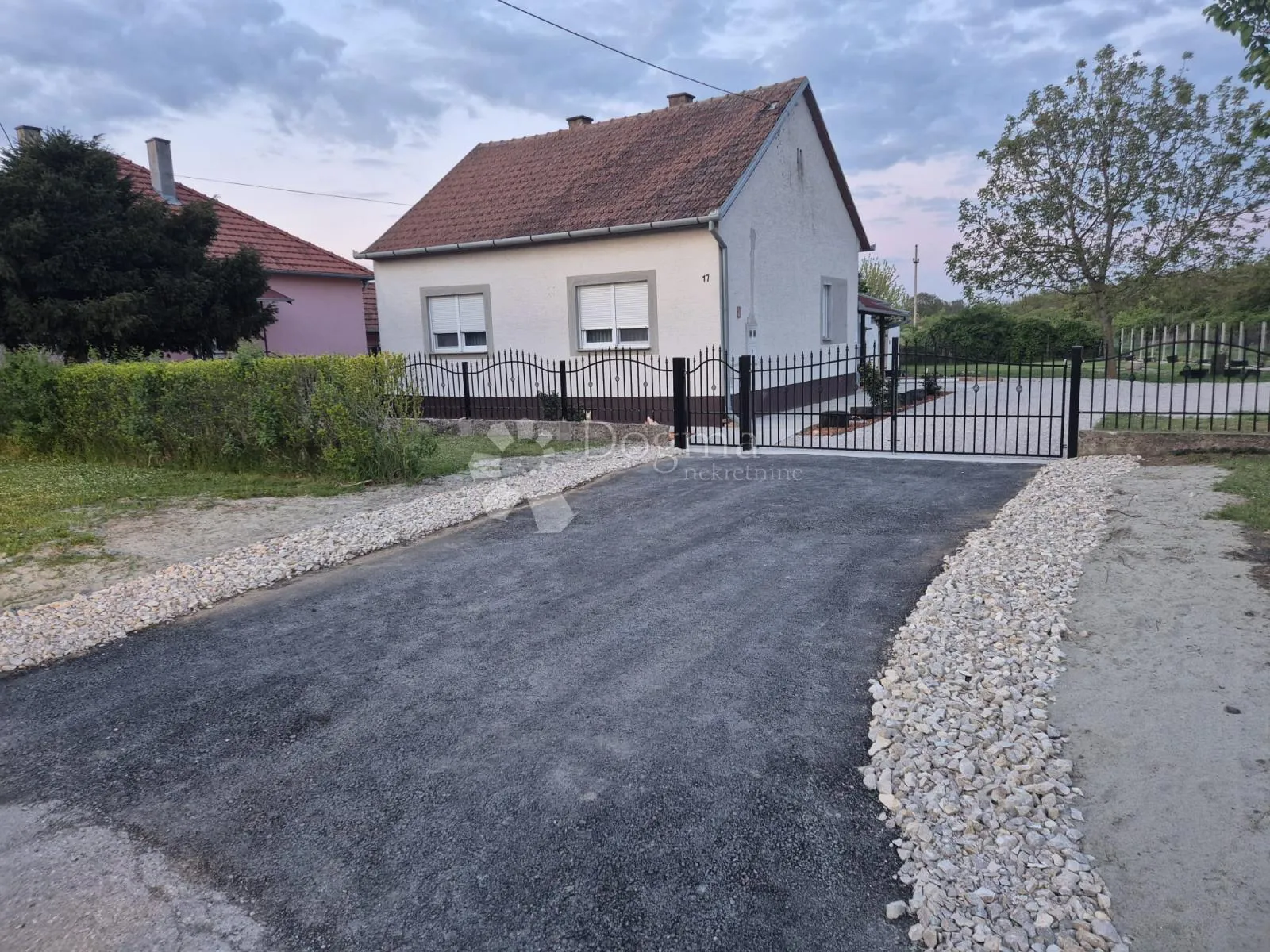 uređena prizemnica u sotinu - slika 10