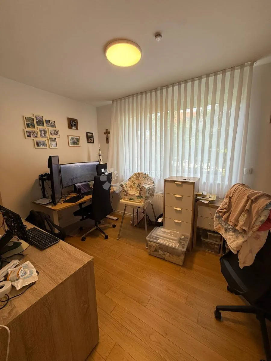 prekrasan 4-soban stan - bolnička cesta - slika 14