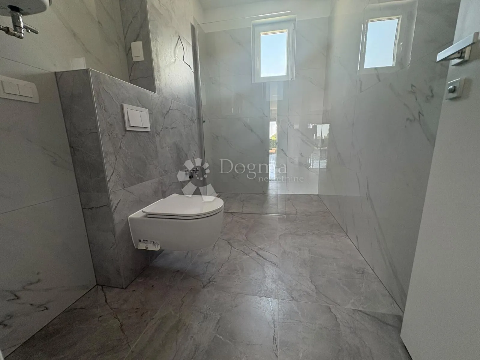 penthouse sa 3ss+db i krovnom terasom 800m od mora - slika 7
