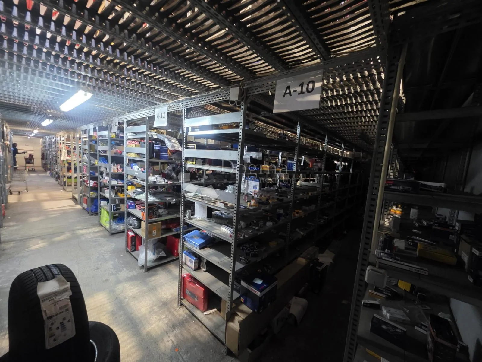 funkcionalan poslovni prostor s velikim parkiralištem i uredima – 670 m² - slika 5