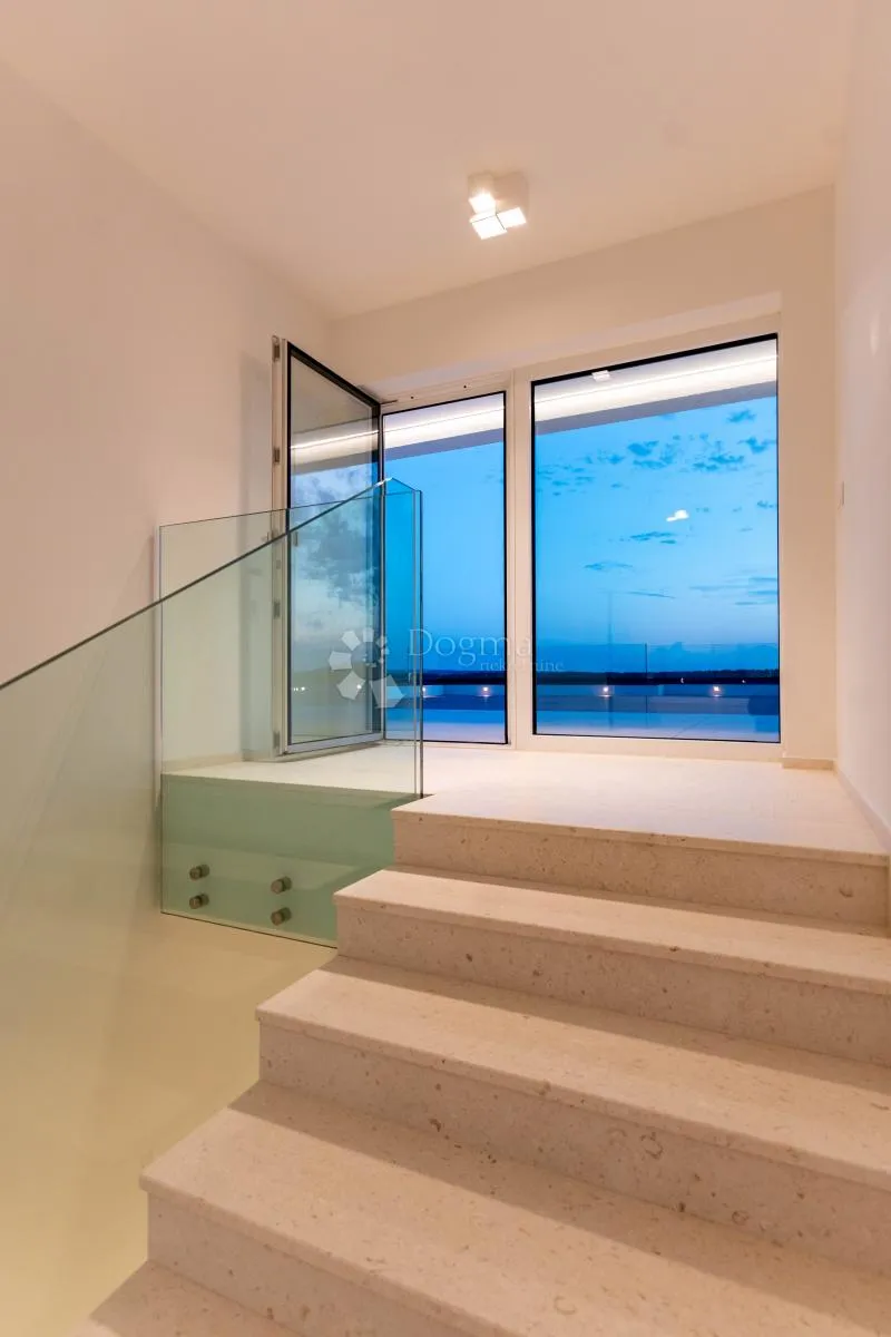 luksuzni penthouse s privatnom prostranom krovnom terasom i prekrasnim pogledom na more, barbat. - slika 51