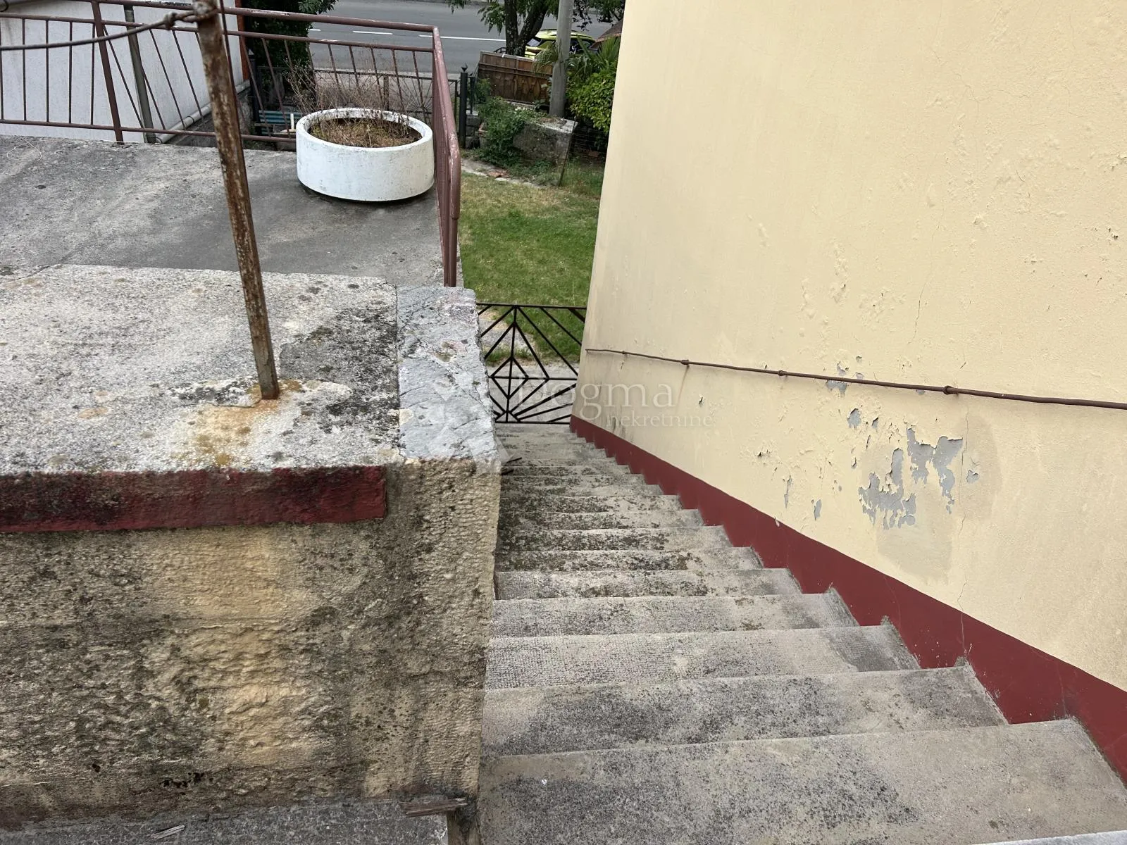 rijeka rubeši kuća sa velikom okućnicon uz glavnu cestu - slika 13