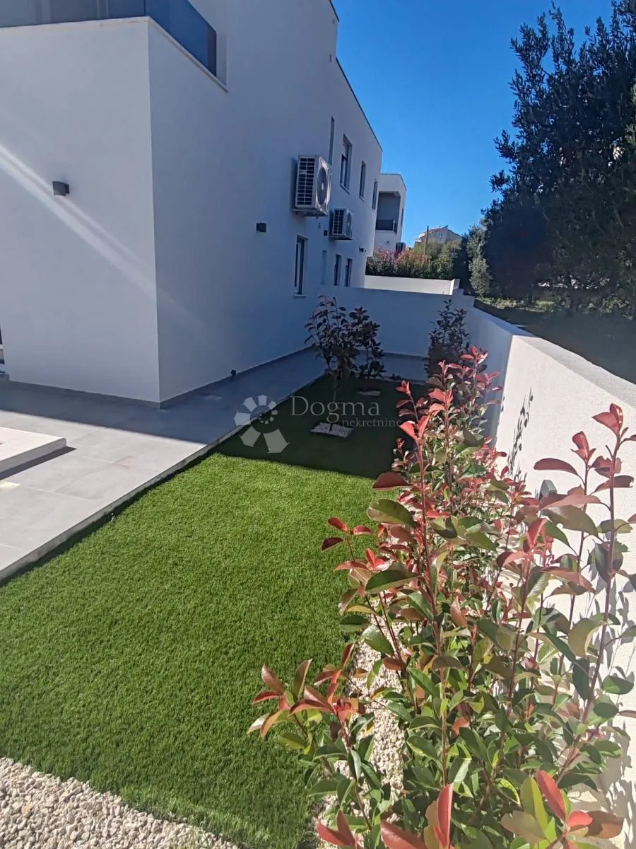 vodice - novoizgrađena, atraktivna kuća s bazenom - slika 11