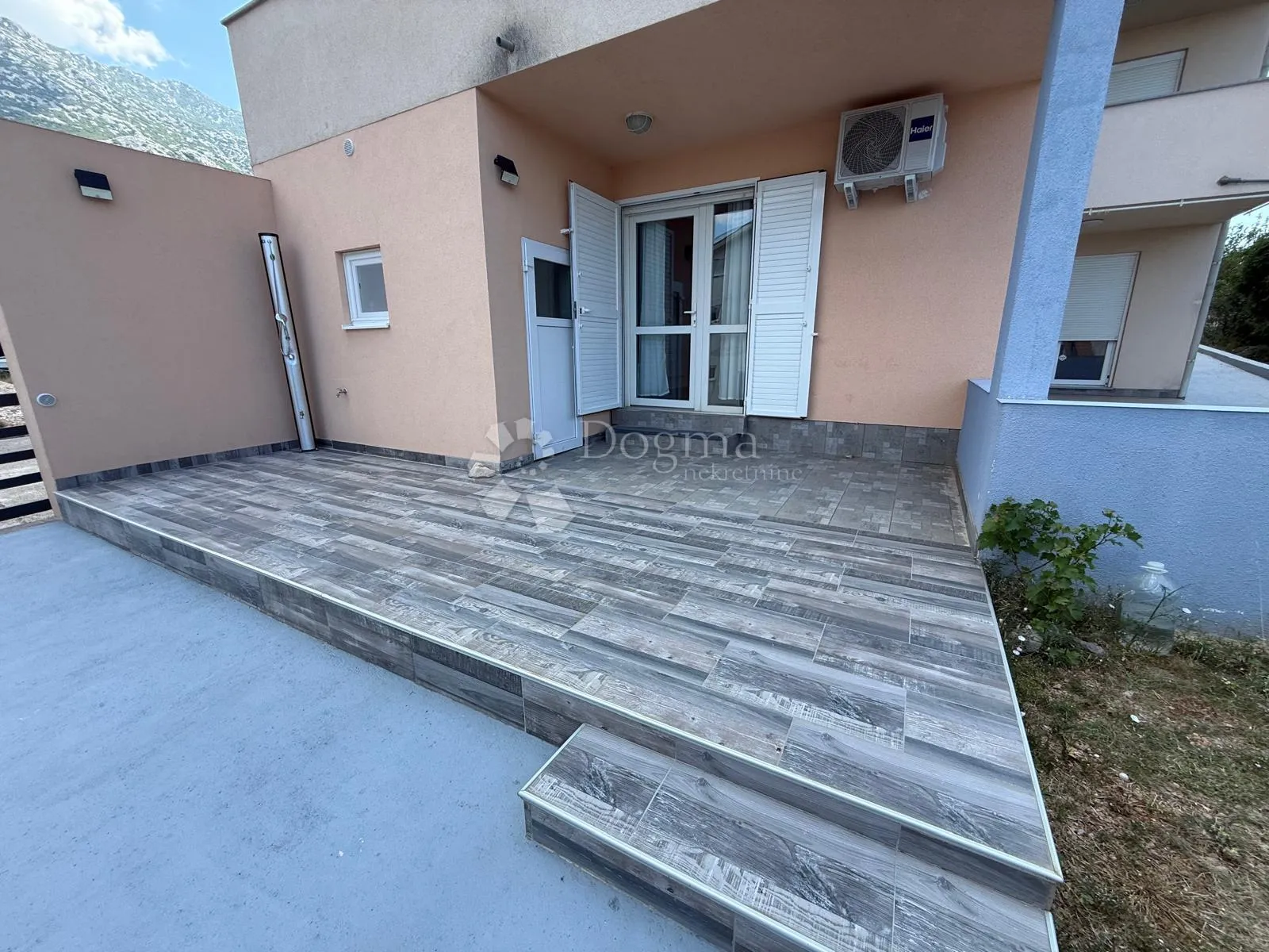 prostran moderan apartman velike terase 200 m od mora - slika 28