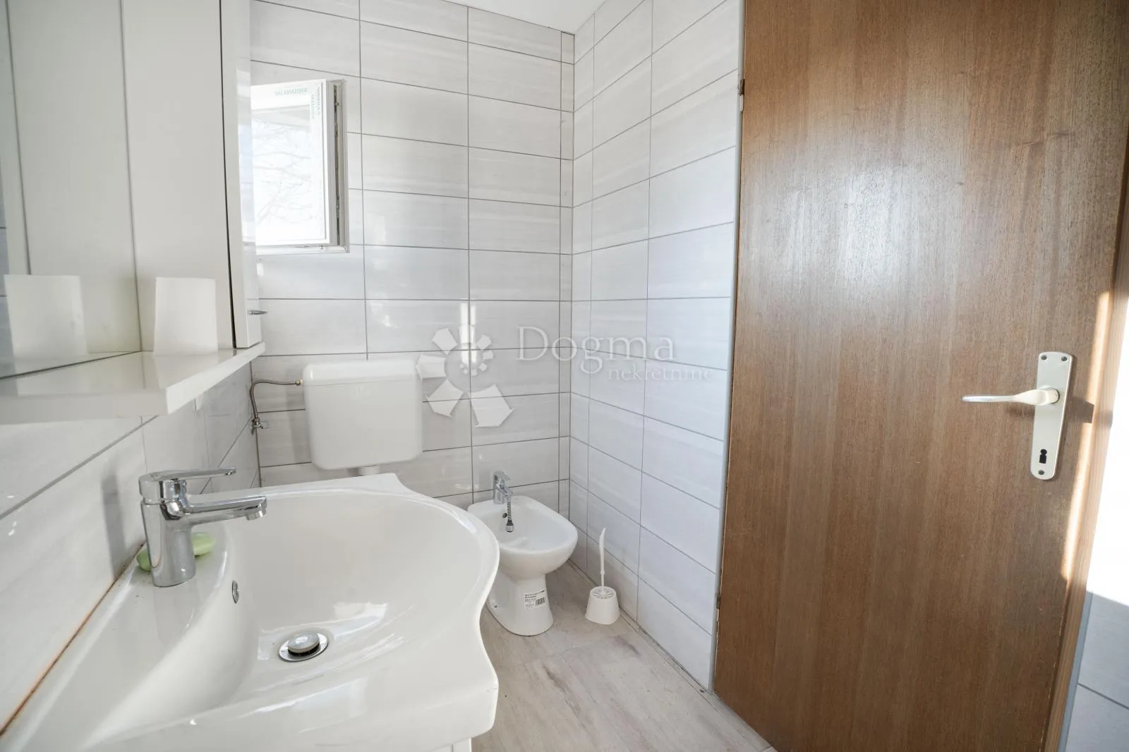 nekretnina s potencijalom za miran život i investiciju - slika 25