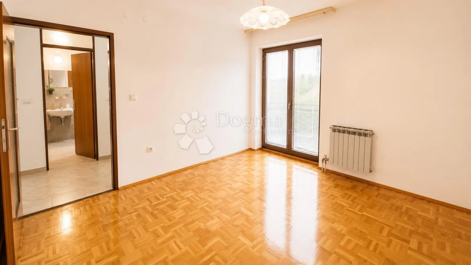 dvosoban stan s balkonom u mirnoj retfali - slika 6