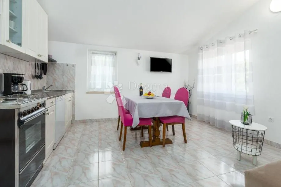 apartmanska kuća visokog potencijala 2 km od mora! - slika 13