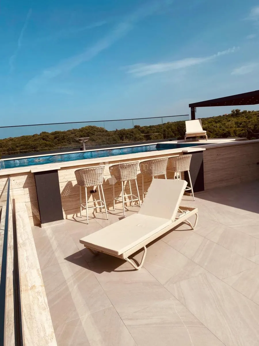 luksuzan trosobni stan s krovnom terasom, bazenom! 70 m od mora - slika 9