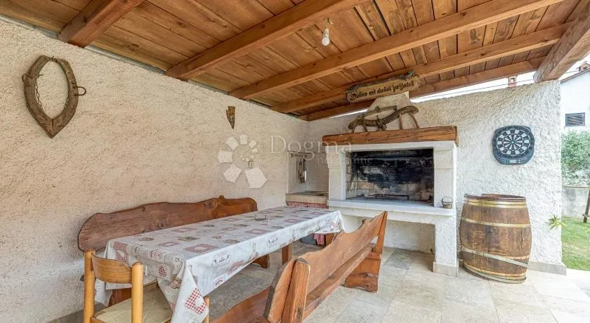 samostojeća kuća s dva stana i bazenom-loborika - slika 38