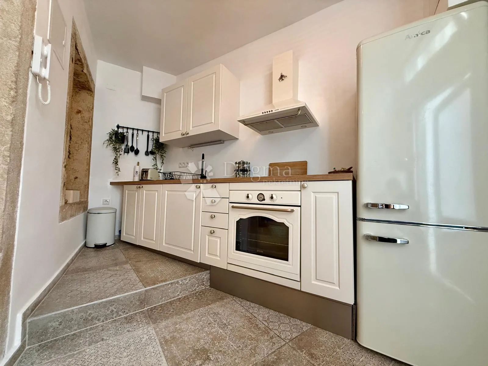 rustikalni studio apartman koji osvaja na prvi pogled – spoj topline, elegancije i mediteranskog šarma - slika 15