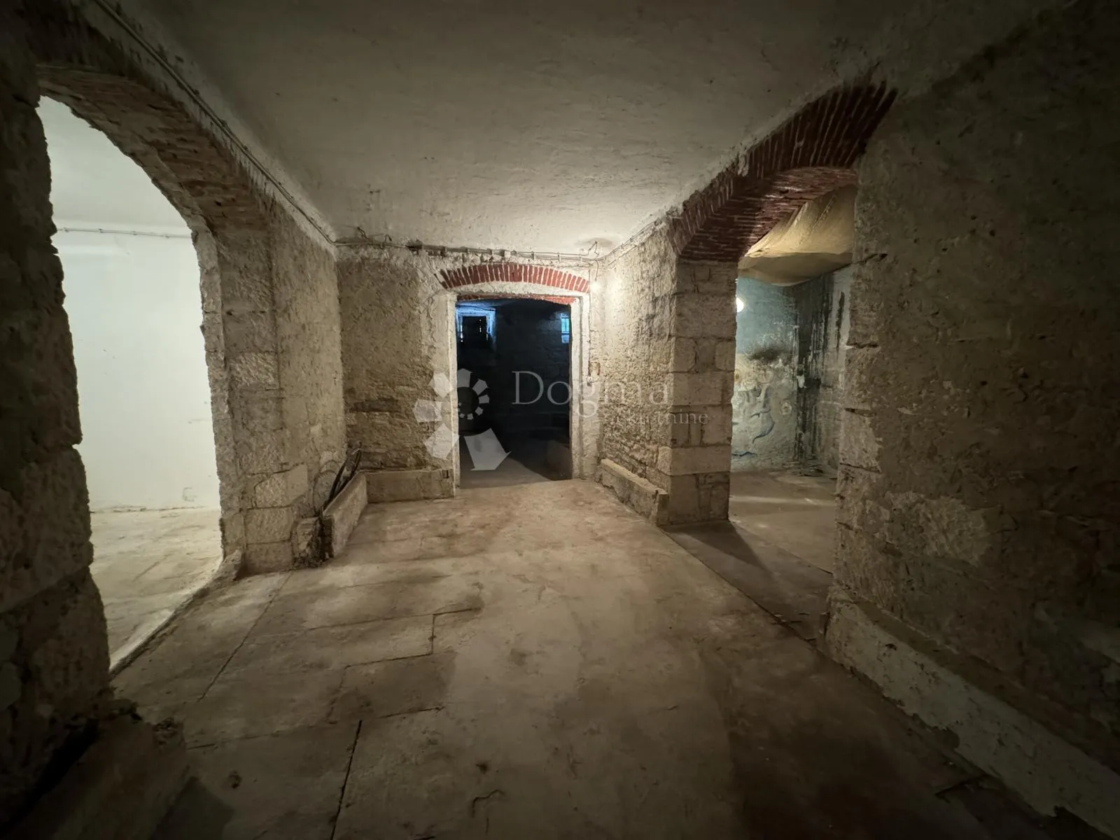 jedinstveni poslovni prostor 142m2 -pula centar - slika 3