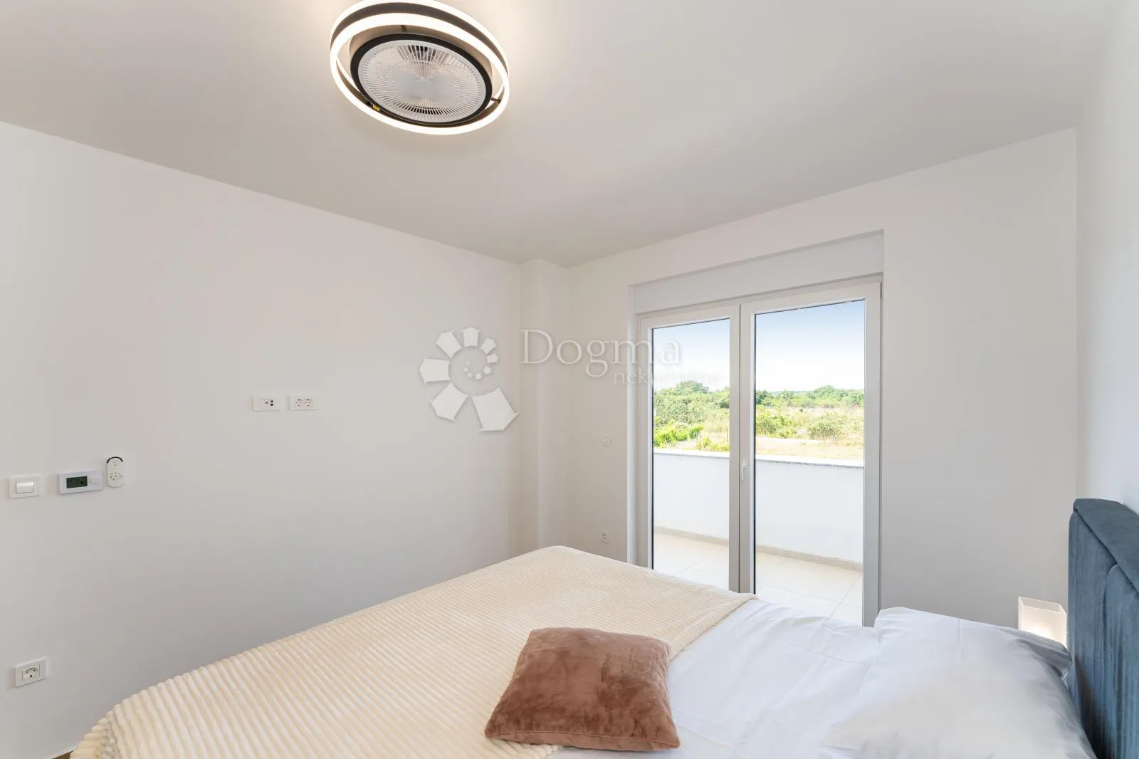 moderna vila s bazenom u žeravi - slika 43