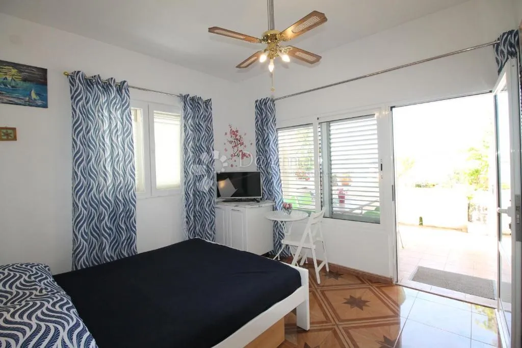 lovetovo -vodice, predivna kuća s 6 apartmana, prvi red do mora - slika 5