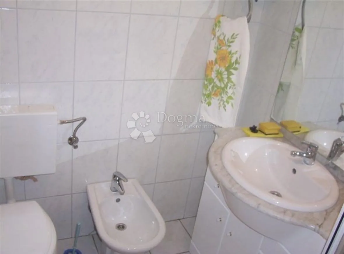 cesarica kuća novije gradnje sa 4 apartmana - slika 22