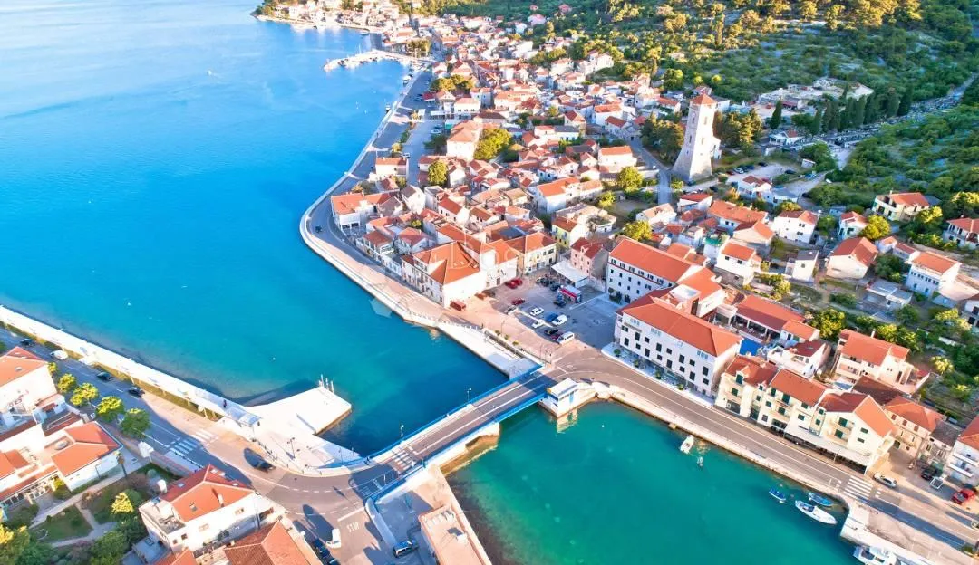 Prilika Za Investiciju – Građevinsko Zemljište S Projektom I Građevinskom Dozvolom U Tisnom