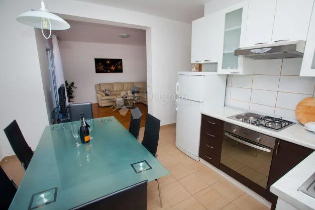 luksuzna kuća s bazenom i apartmanima na rabu - slika 19