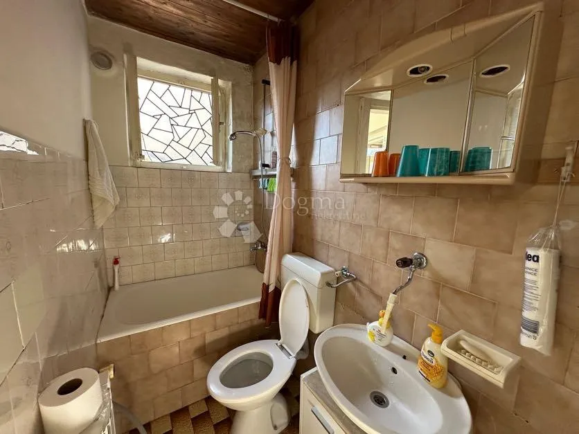 centar grada, kuća, 2 pomoćna objekta, plus 2000m2 građevinskog zemljišta - slika 4