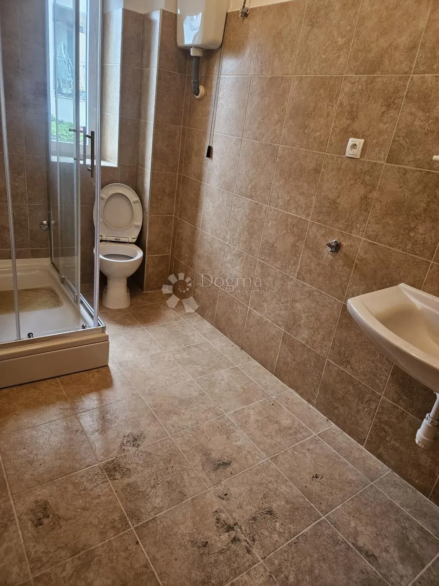 stan za renovaciju prvi red do mora! - slika 7