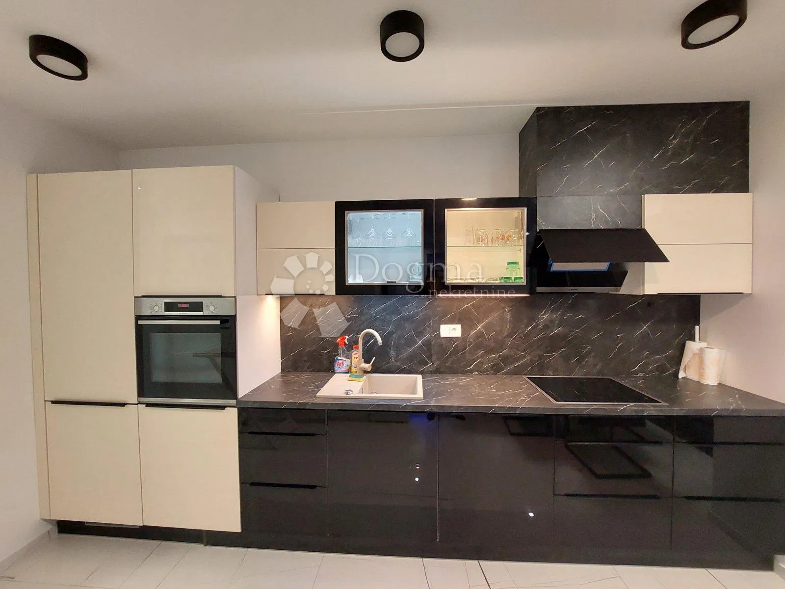eksluzivan apartman u prizemlju sa bazenom, 70m od mora - slika 9