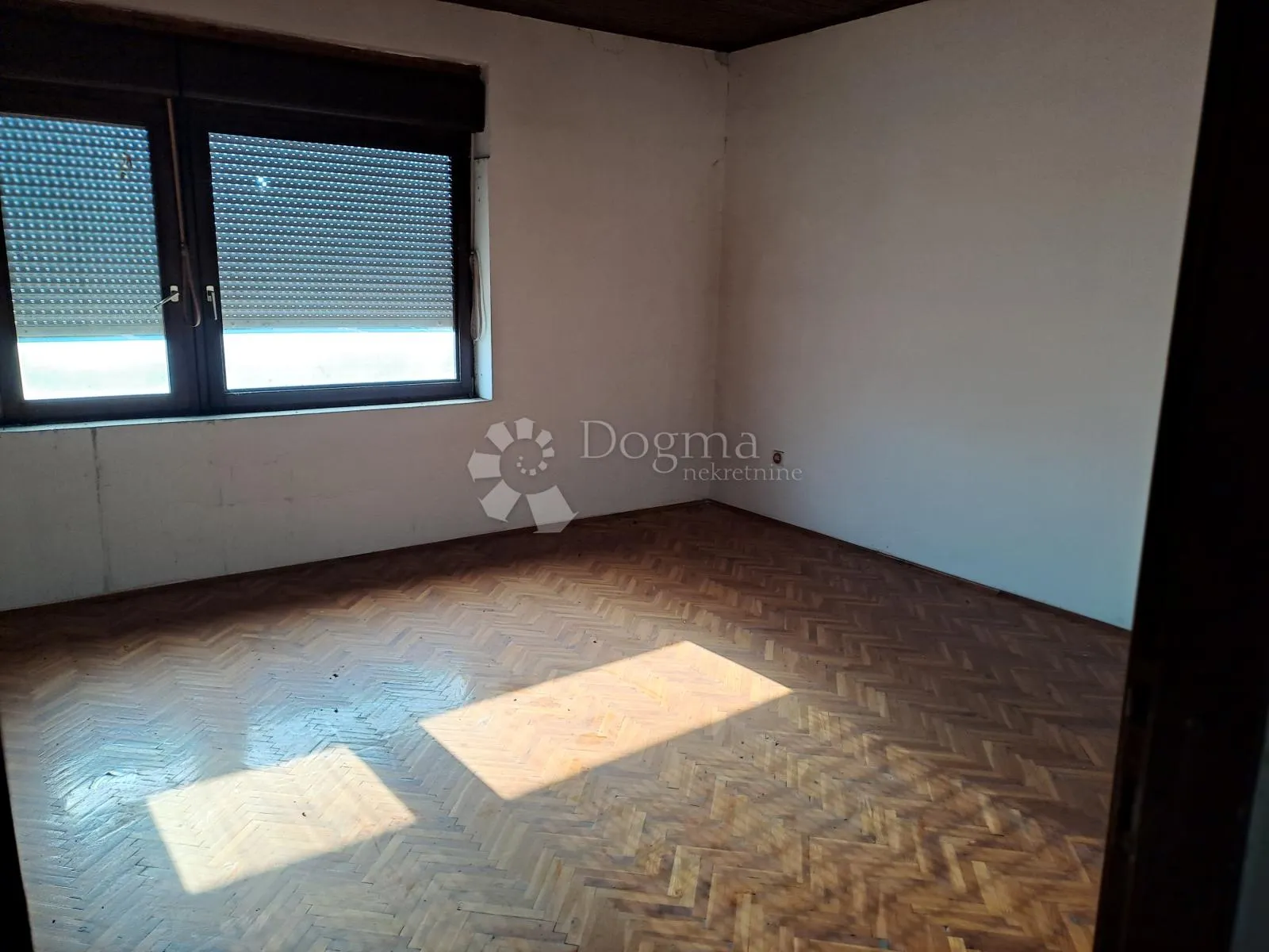 velika kuća na odličnoj lokaciji - slika 17