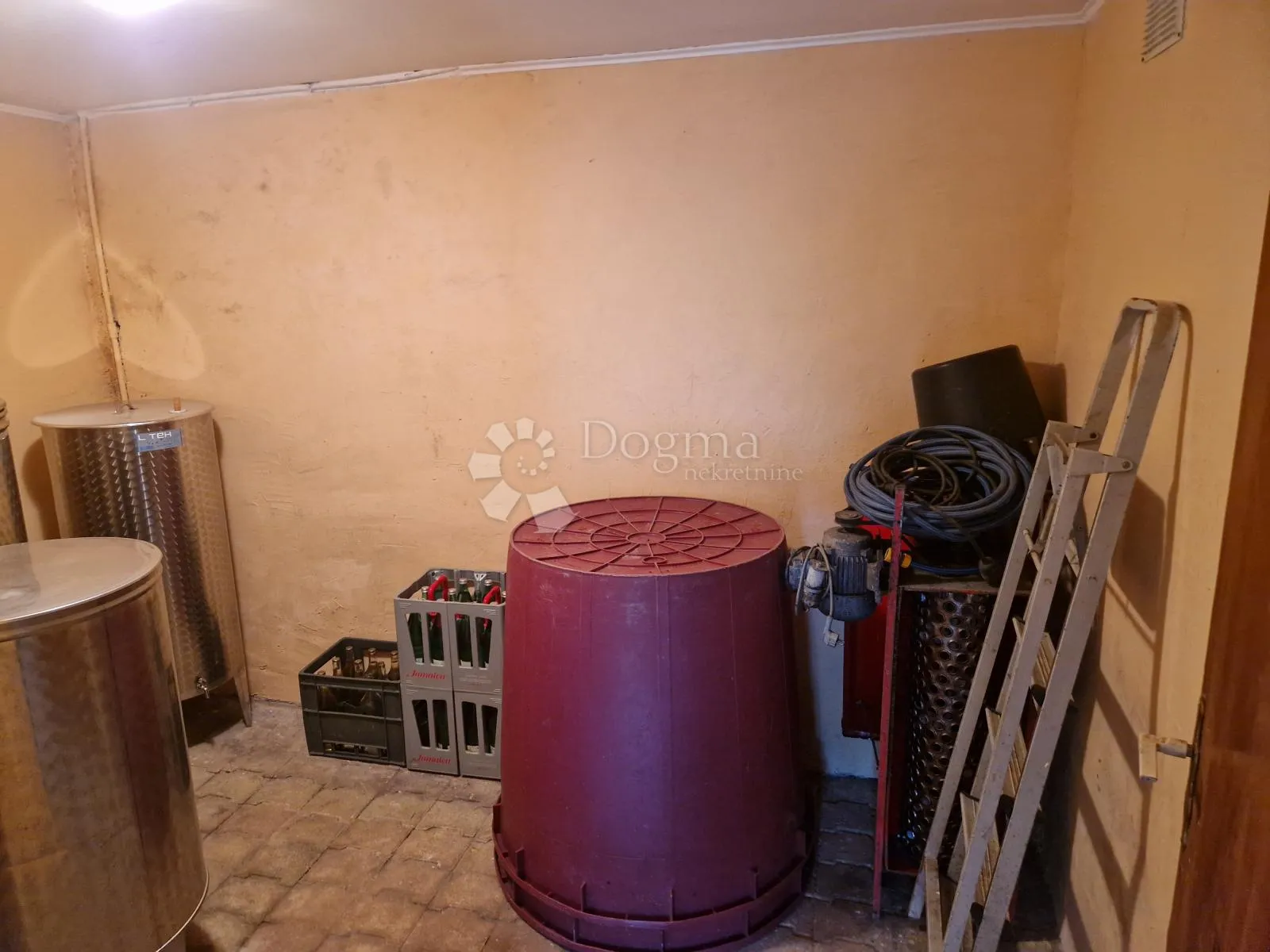 vikendica s prekrasnim pogledom, vinogradom i voćnjakom – idealna oaza mira - slika 7
