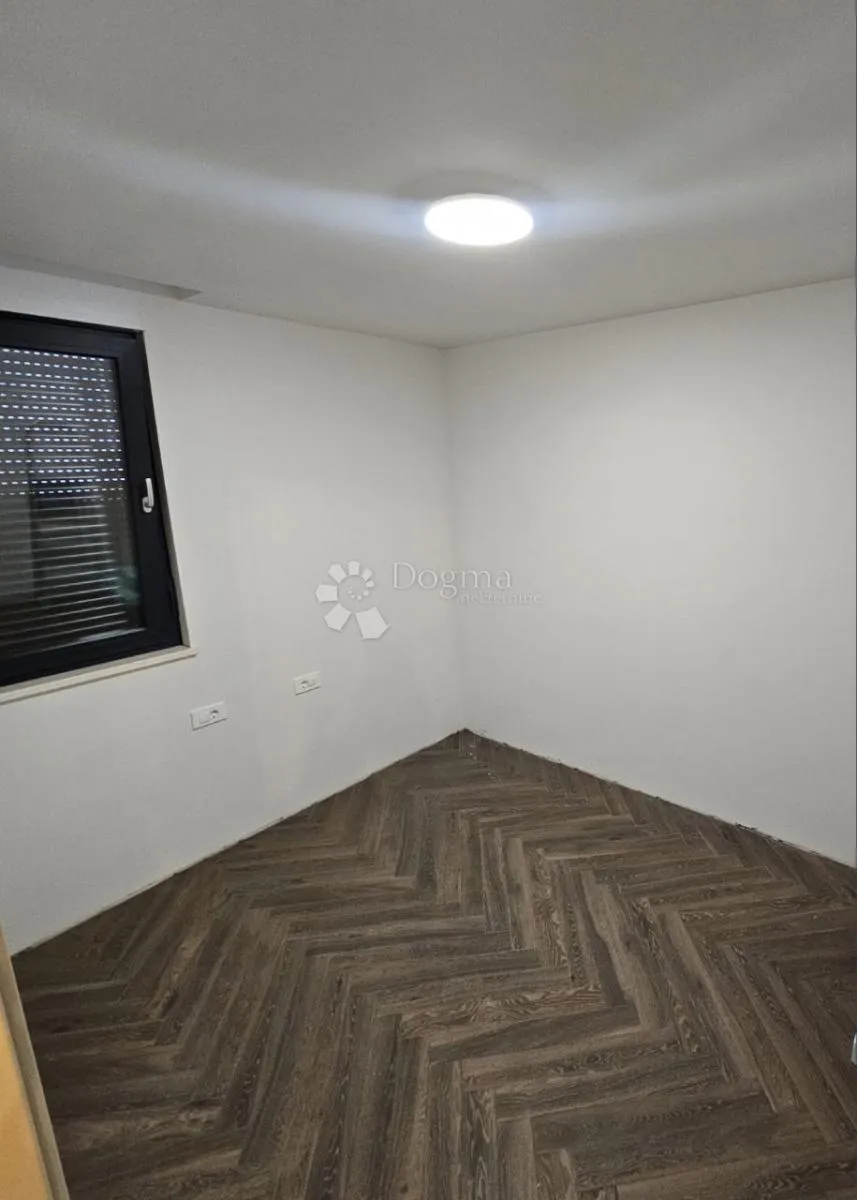 trosoban stan u prizemlju s vrtom u naselju mravince! solin - slika 6