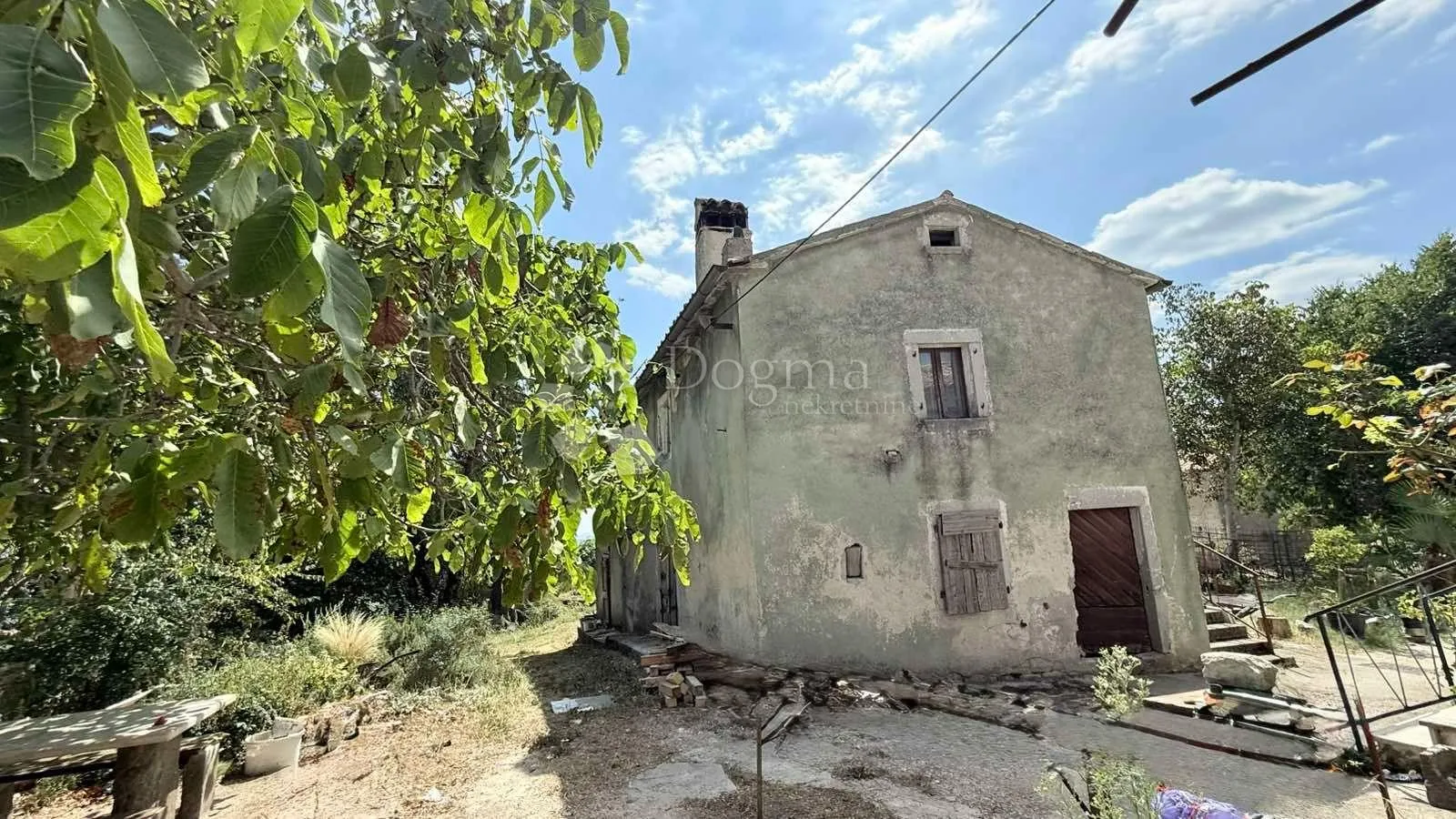 samostojeća kamena kuća za renovaciju s pogledom - slika 12